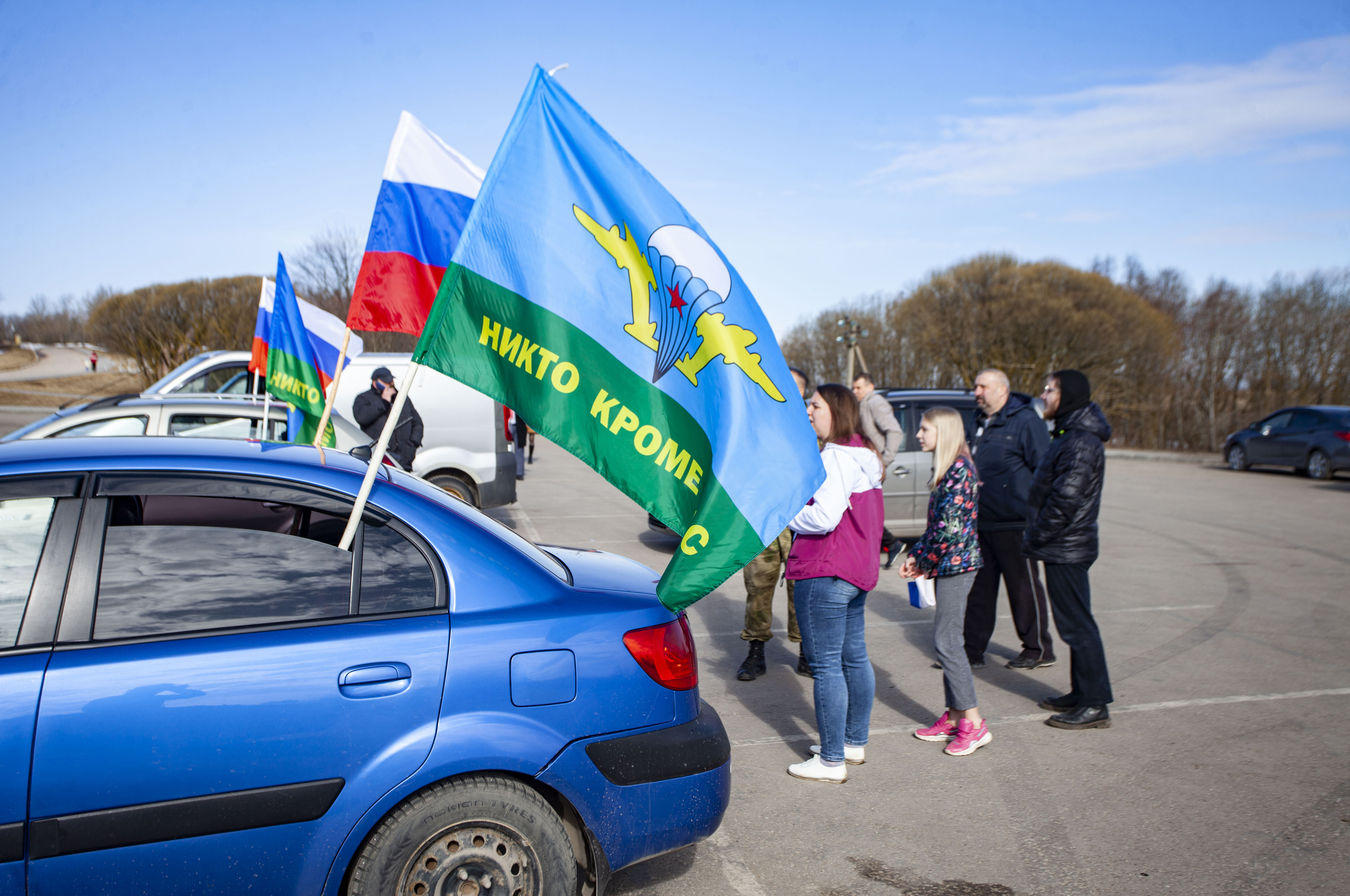 Фоторепортаж: Автопробег в поддержку воинов Псковского гарнизона прошел в регионе