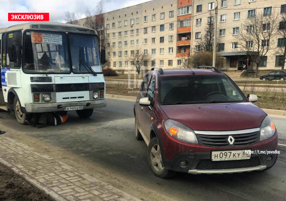 Маршрутный автобус попал в ДТП в Пскове