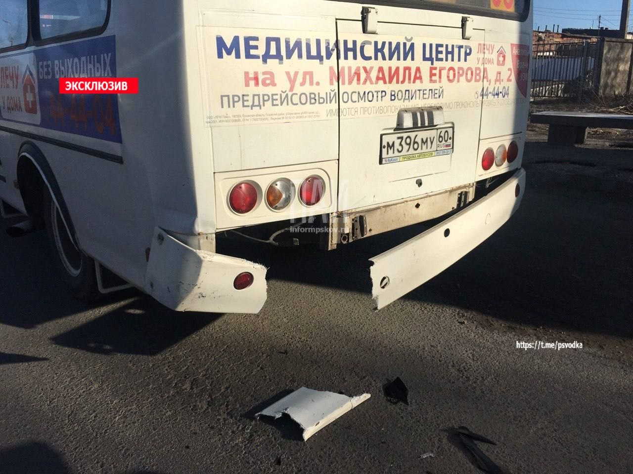 Автобус и кроссовер столкнулись в Пскове