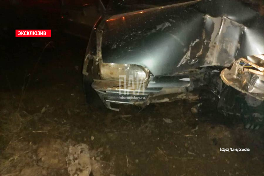 В Пскове водитель врезался в опору освещения