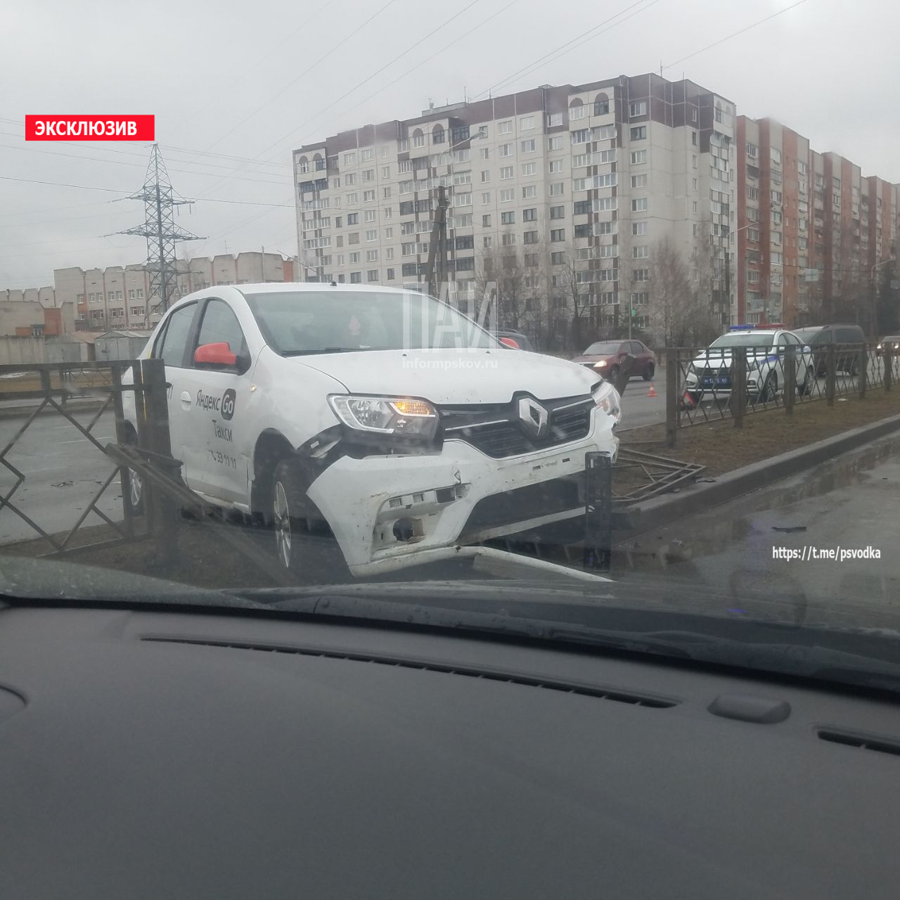 Такси протаранило ограждение на улице Юбилейной в Пскове