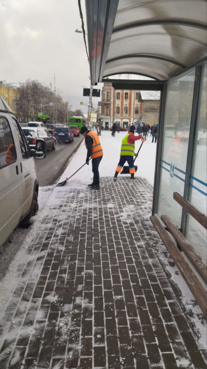 В Пскове устраняют последствия снегопада