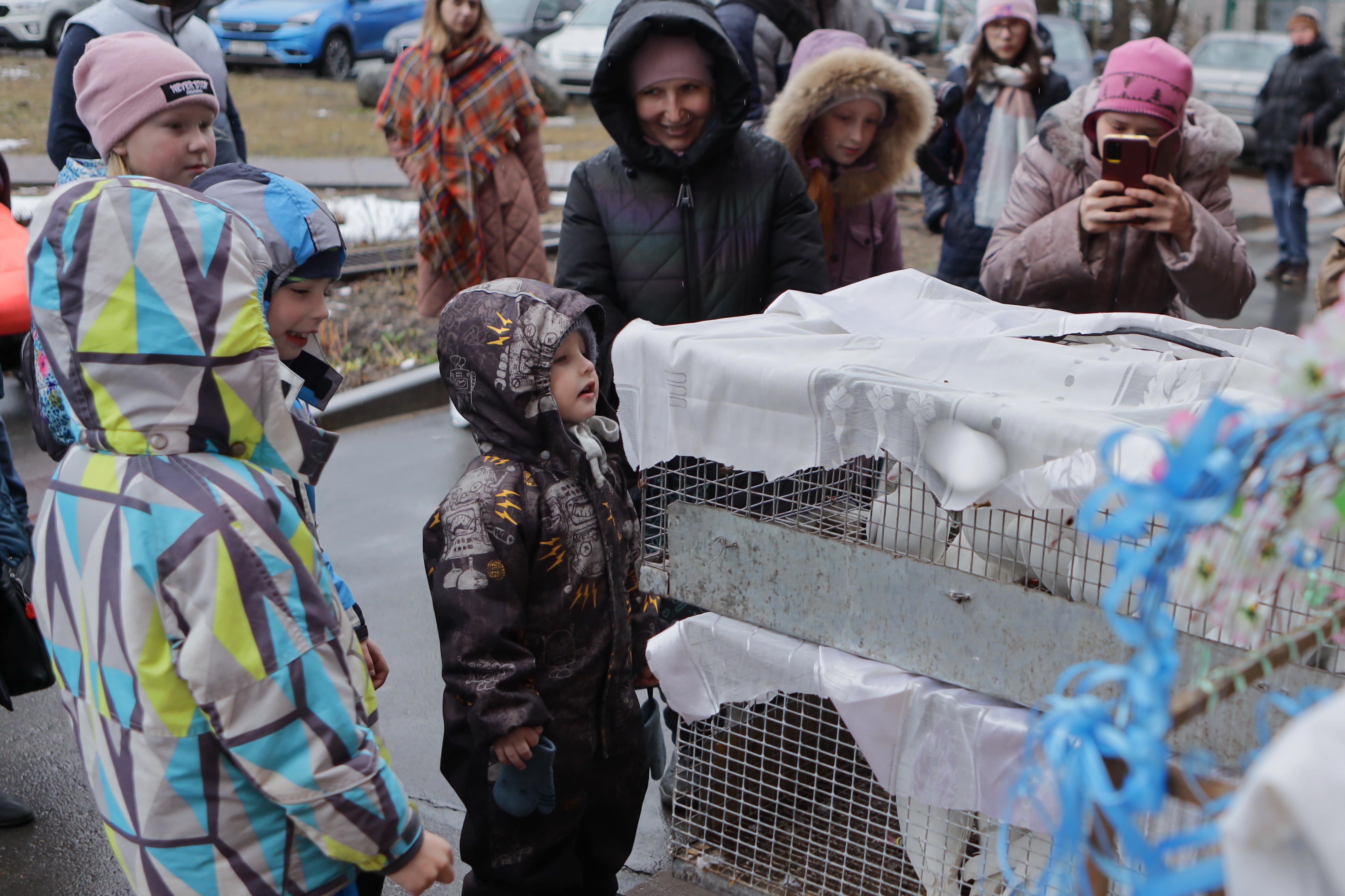 Фоторепортаж: В Пскове в праздник Благовещения выпустили в небо белых голубей
