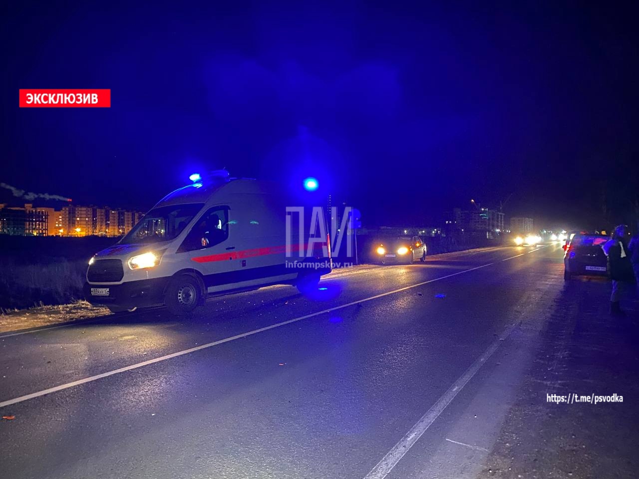 Женщина попала под колеса микроавтобуса в Псковском районе