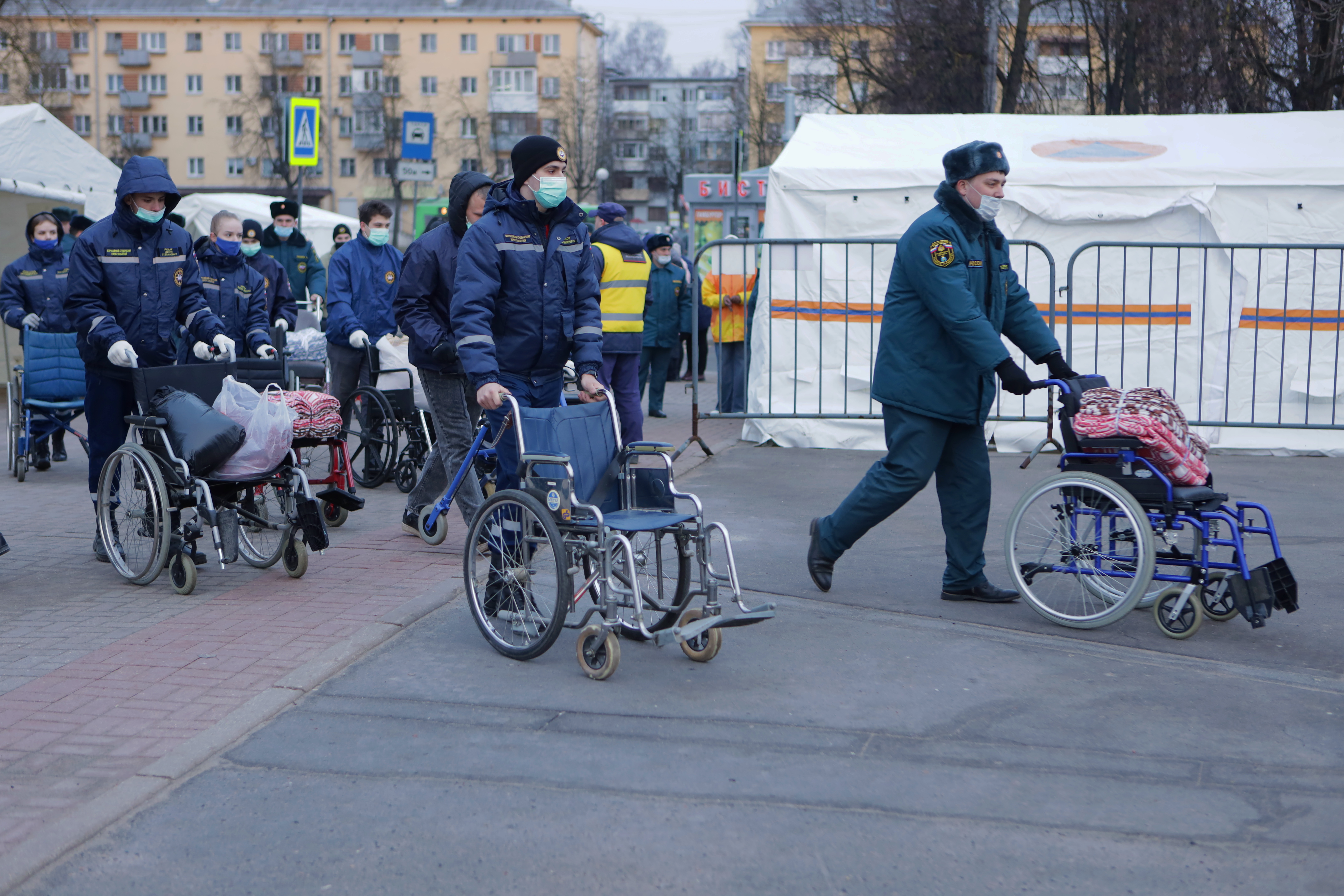 Фоторепортаж: В Псков прибыли более 400 беженцев с Украины