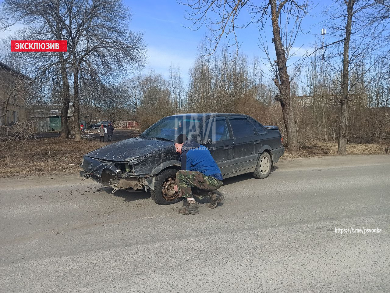 Автомобиль врезался в опору ЛЭП в Дно