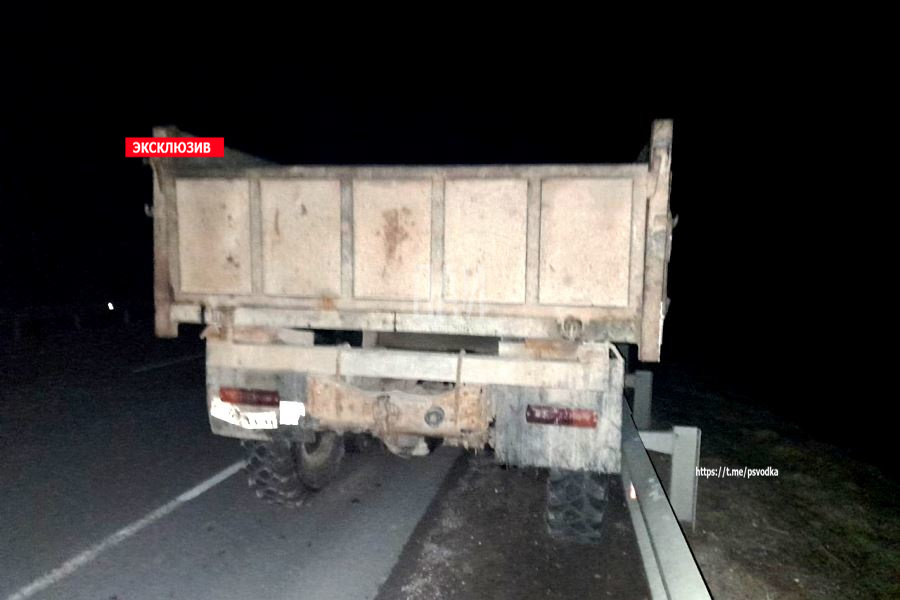 В Островском районе иномарка въехала в грузовик, который двигался без габаритных огней