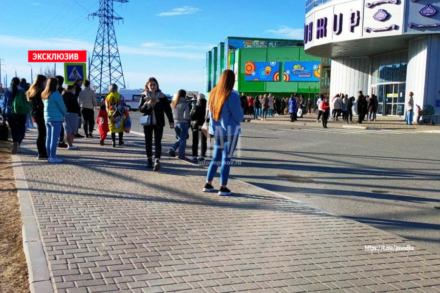 Эвакуация в торговом центре в Пскове