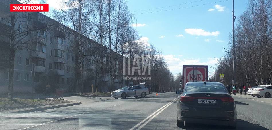 Мотоциклист попал в больницу после ДТП в Пскове