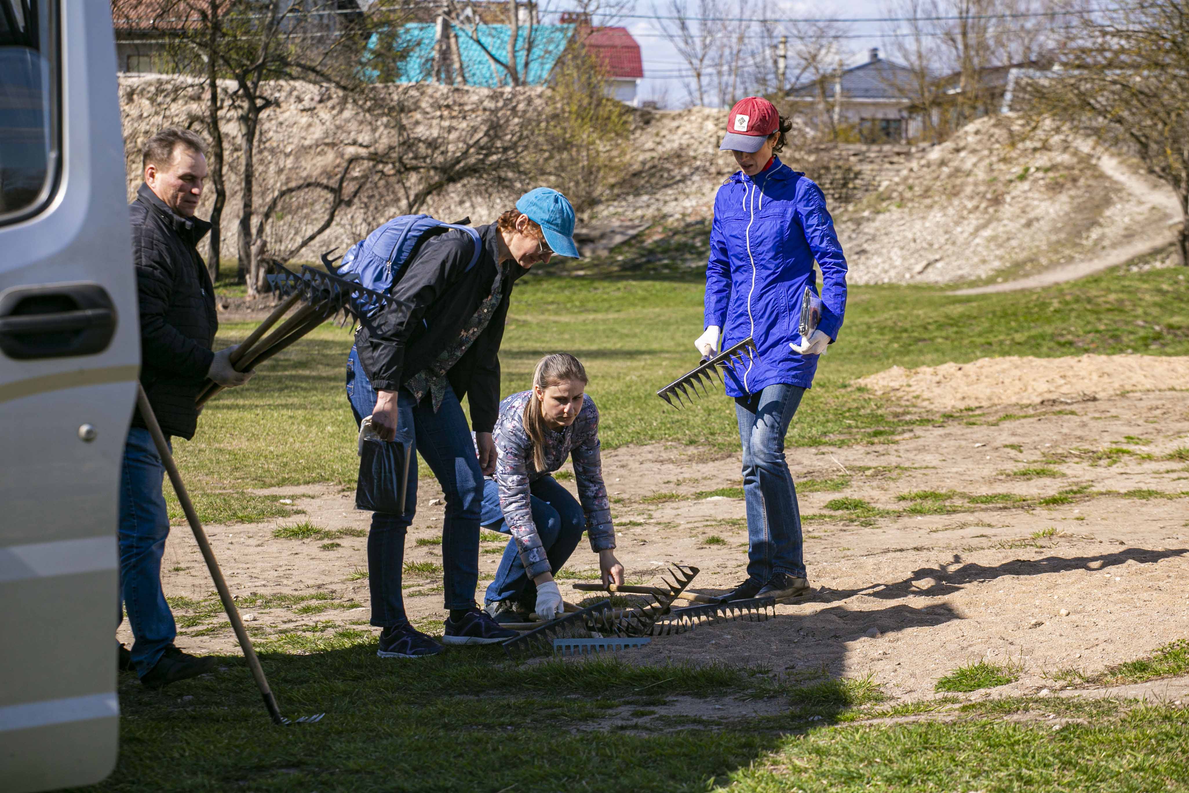 Фоторепортаж: Субботник в парке на Гремячей горе