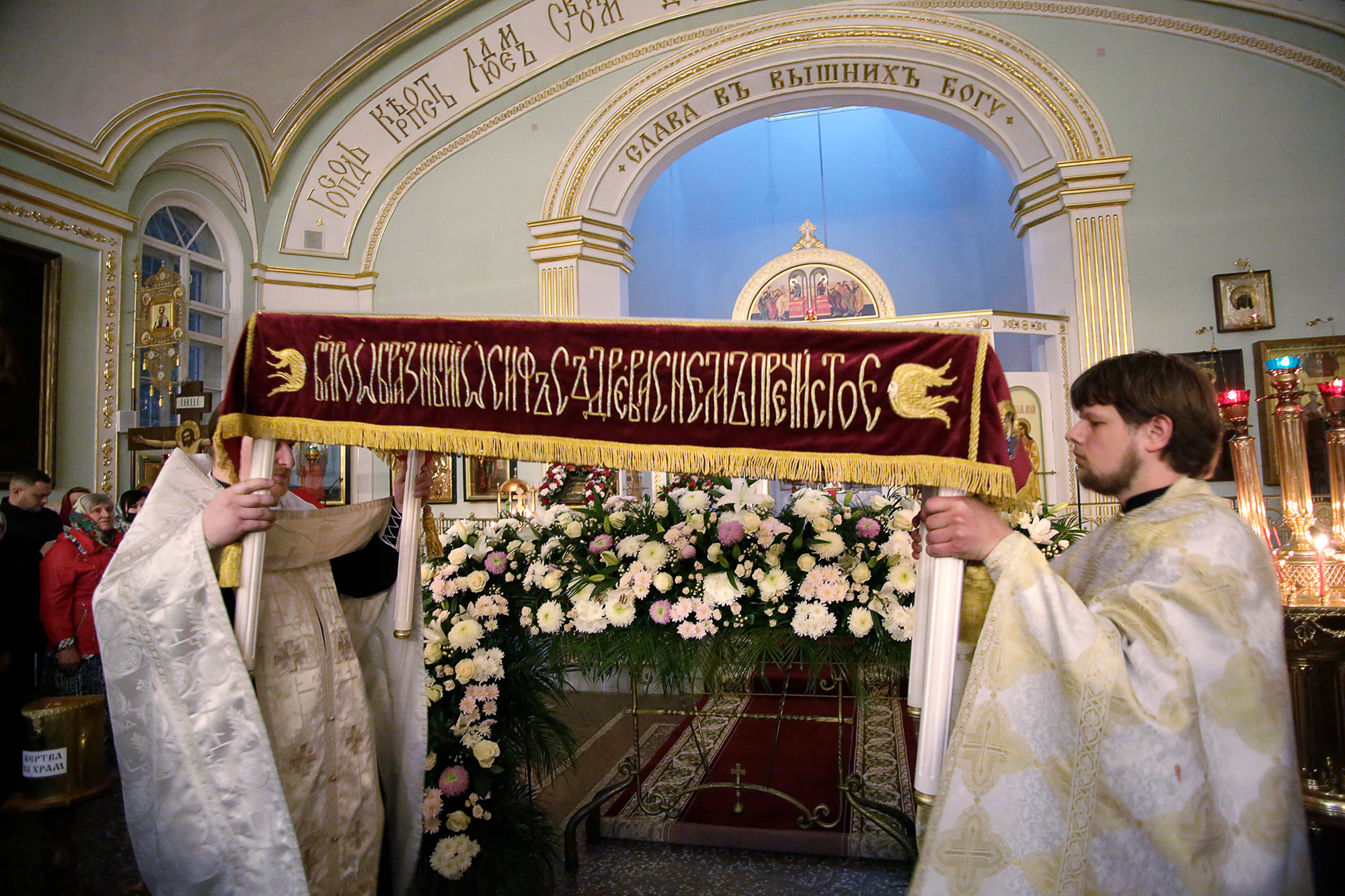 Фоторепортаж: Пасхальная служба в храме Александра Невского в Пскове