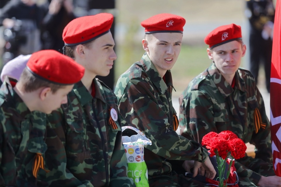 Фоторепортаж: Церемония открытия мемориала «Знамя Победы» в Псковской области