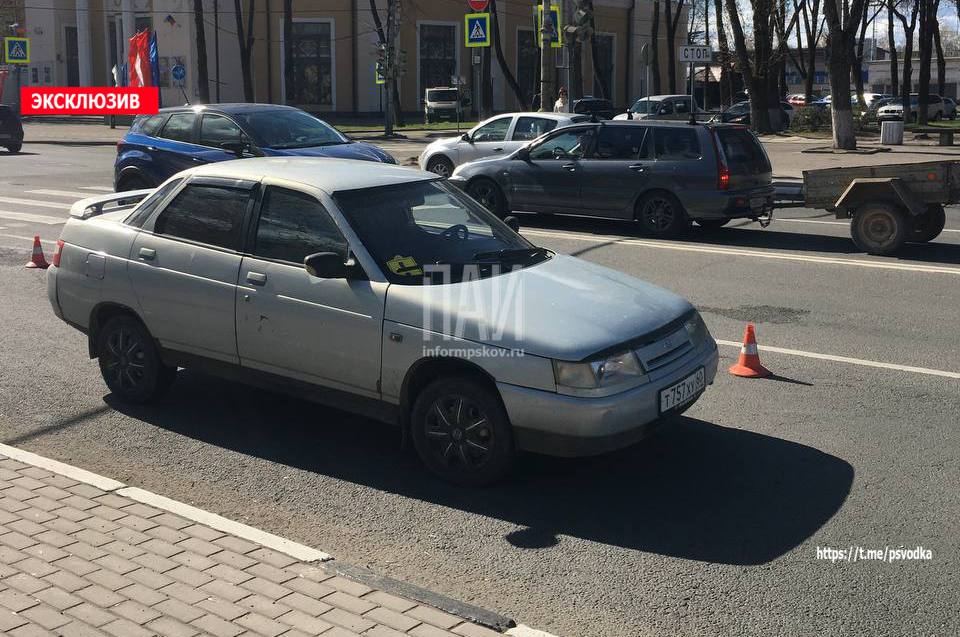 Мужчину госпитализировали после наезда автомобиля в Пскове