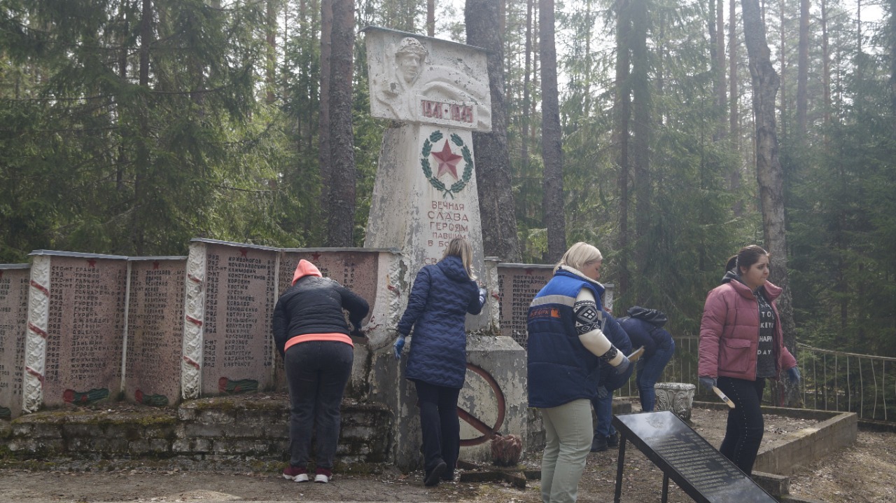 Сотрудники «Экопрома» привели в порядок братское захоронение вблизи деревни Люботеж Псковского района