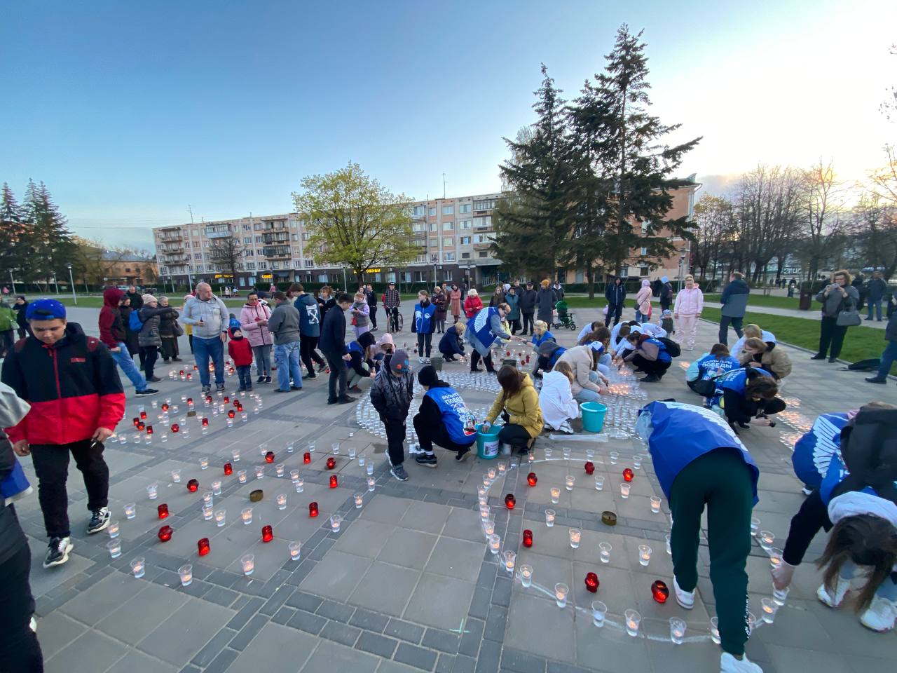 Около 50 волонтеров и псковичей создают «огненную картину» в преддверии Дня Победы
