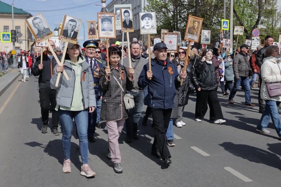 ФОТОРЕПОРТАЖ: «Бессмертный полк» на марше в Пскове