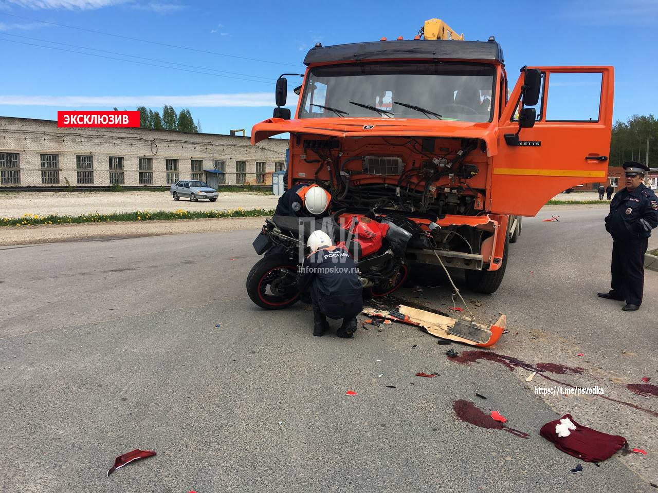Мотоциклист госпитализирован в тяжелом сотсоянии после лобового столкновения с КАМАЗом 