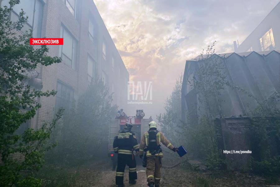 В здании радиотехнического завода в Пскове произошёл пожар
