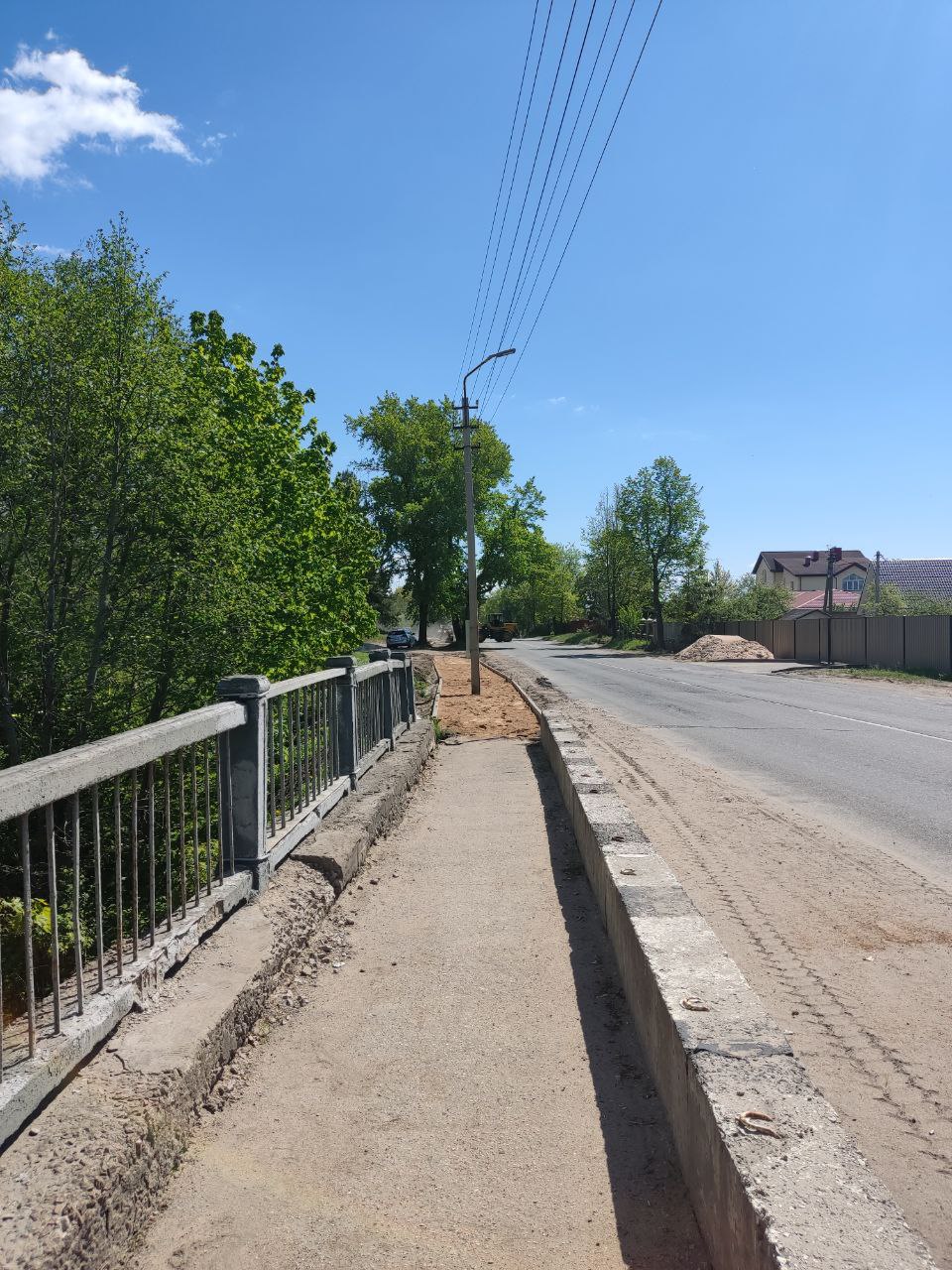 Столбы посреди тротуара мешают псковским мамам и пенсионерам