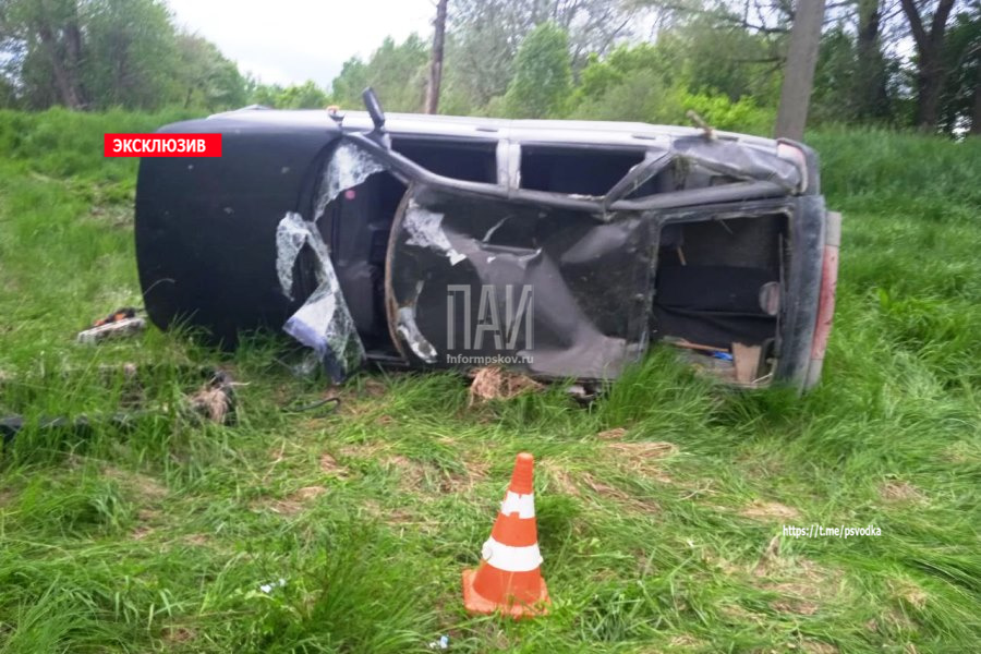 Три человека пострадали при опрокидывании автомобиля в Островском районе