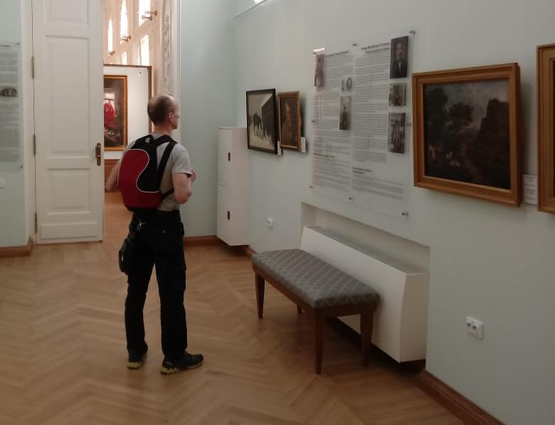 Первые посетители картинной галереи после ремонта