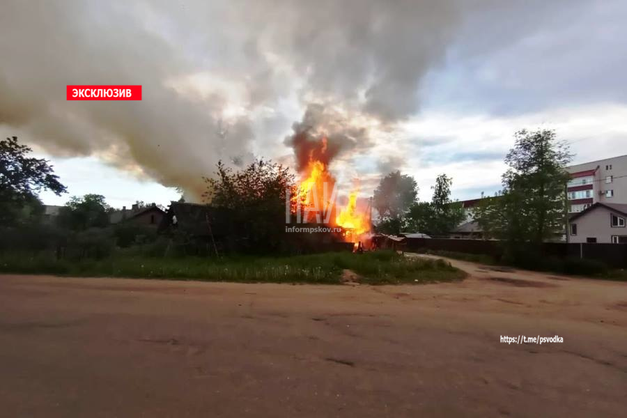 В Великих Луках загорелся нежилой барак