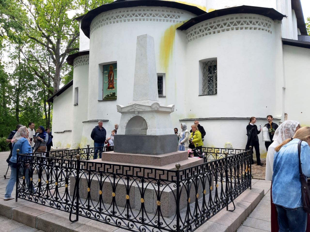 Лития на могиле Пушкина в Святогорском Свято-Успенском монастыре