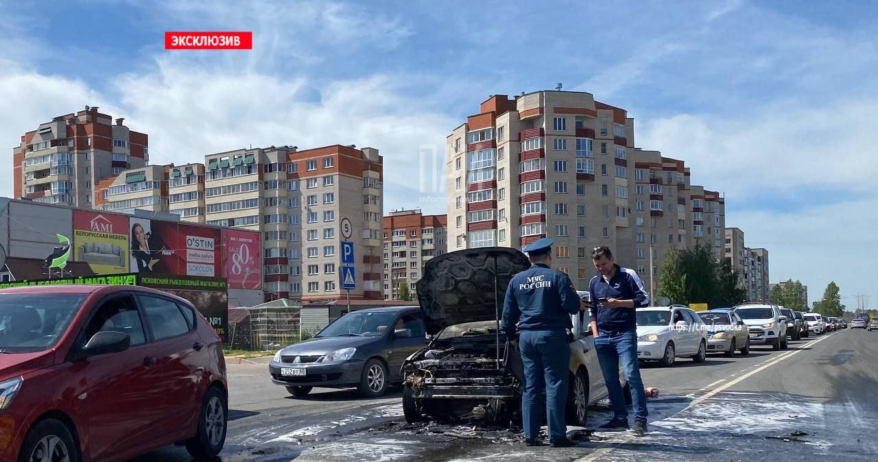 Автомобиль "Форд" загорелся в Пскове