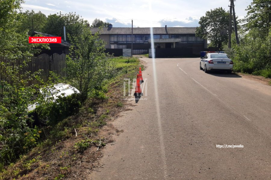 В Опочке водитель не справился с управлением и опрокинул машину в кювет