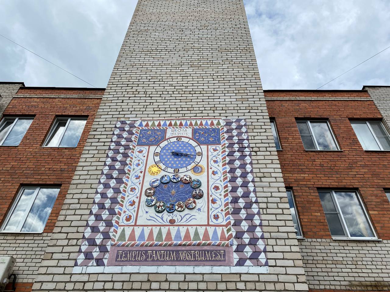 Первые фасадные часы запустили в Пскове