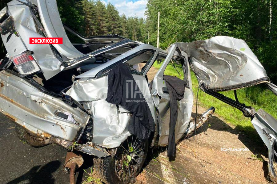 В Печорском районе в ДТП автомобиль разорвало надвое. Молодой водитель погиб