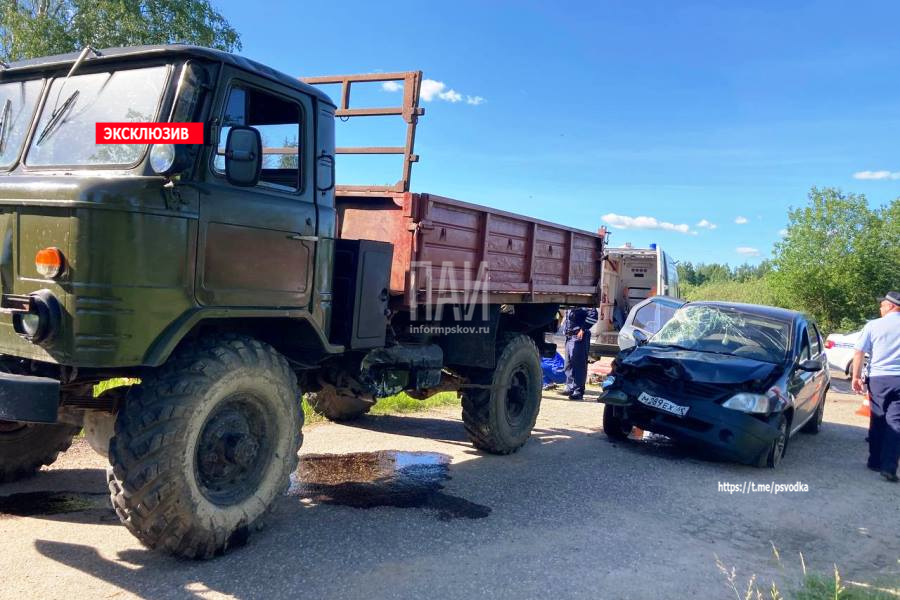 В Невельском районе иномарка врезалась в ГАЗ-66