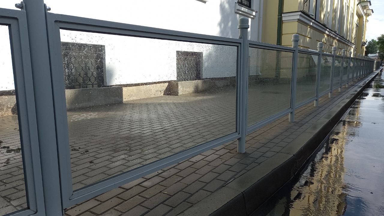 У Поганкиных палат в Пскове установили хрустальный забор