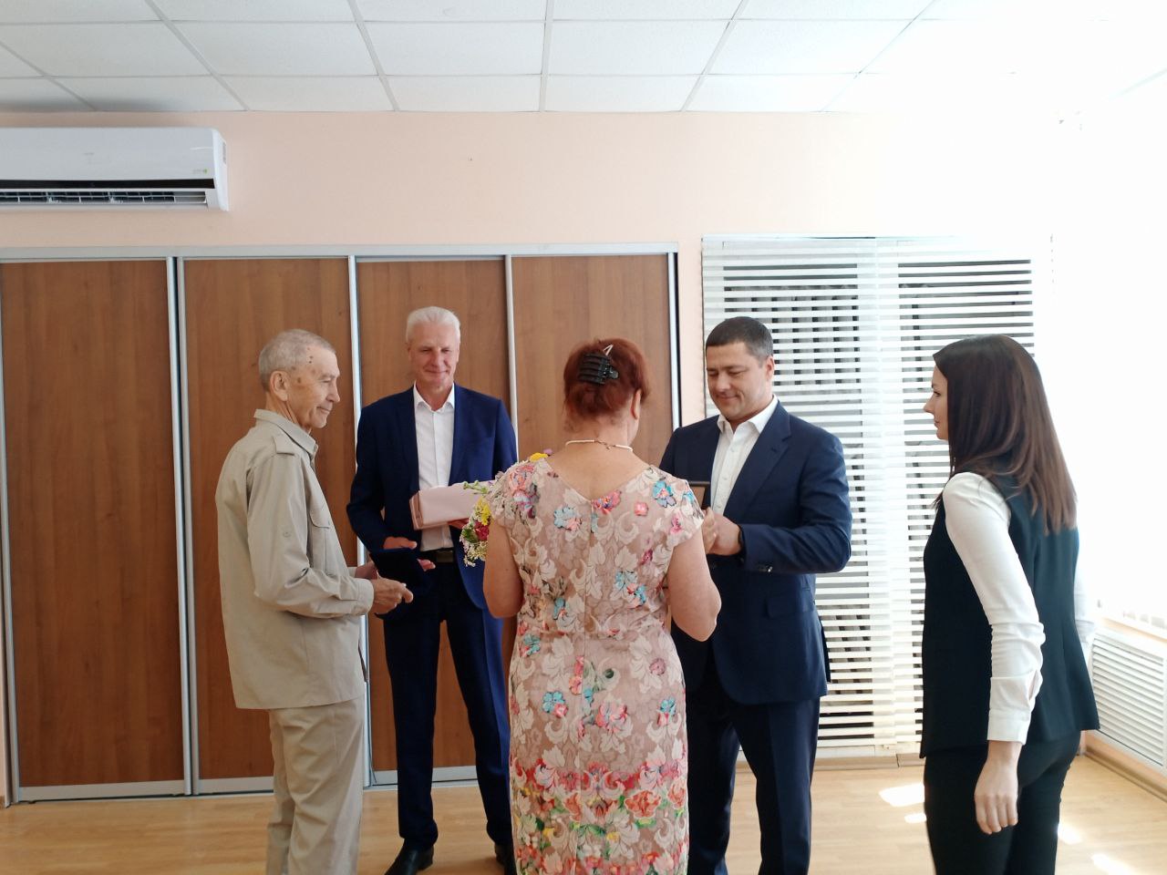 В Стругокрасненском районе две семьи наградили медалями «За любовь и верность» 