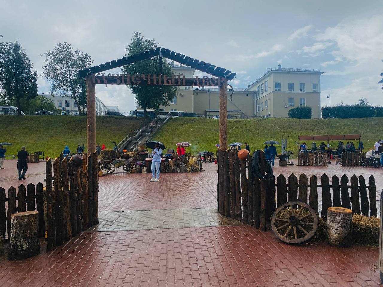 Псковичи участвуют в мастер-классе по ковке в Финском парке Пскова