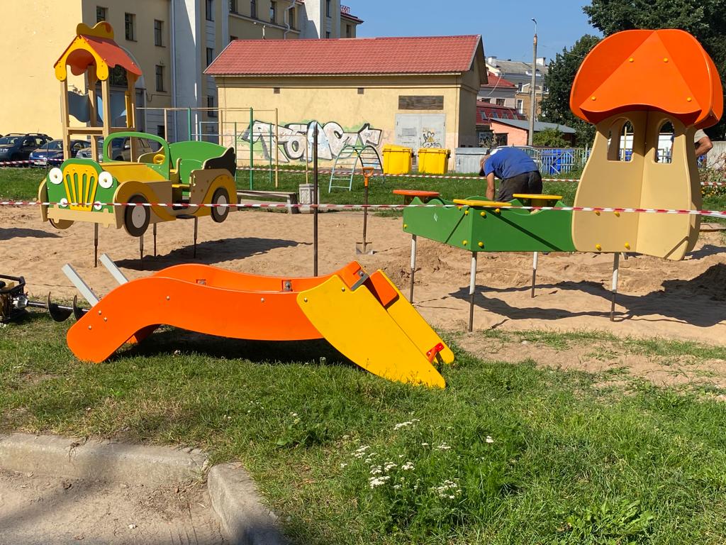 ФОТОФАКТ В Пскове на улице Пушкина устанавливают детскую площадку