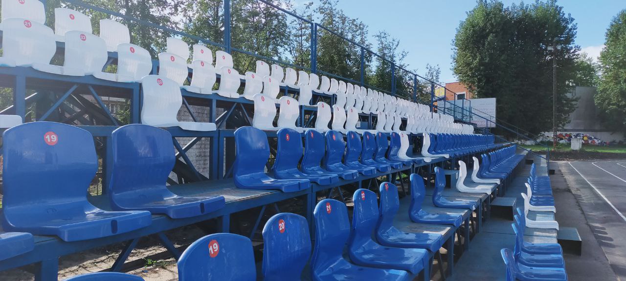 Сломанные стулья на стадионе «Локомотив» в Пскове