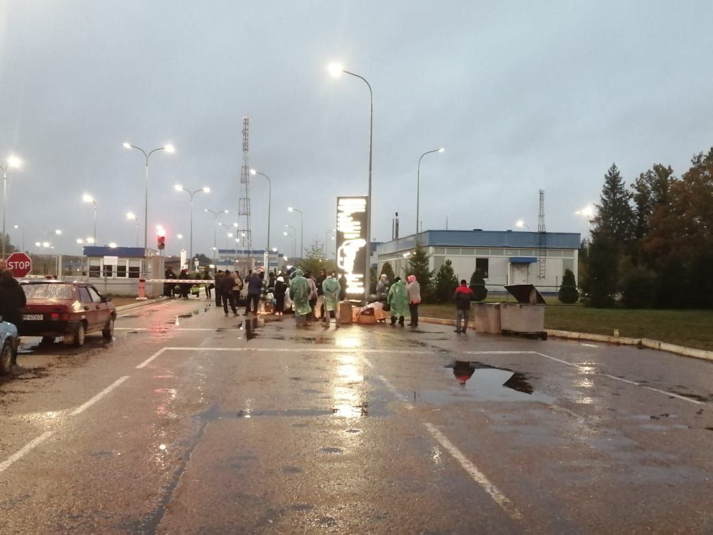 В «Убылинке» автомобильная очередь больше, чем в «Лудонке»
