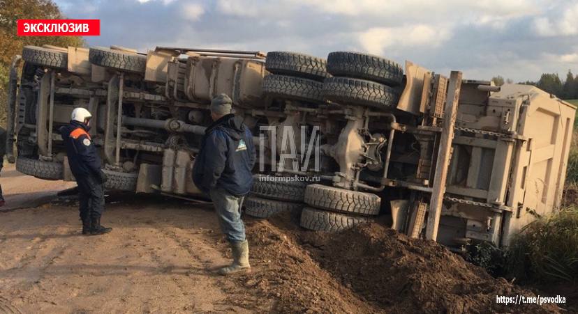 Водитель пострадал в результате опрокидывания груженого самосвала
