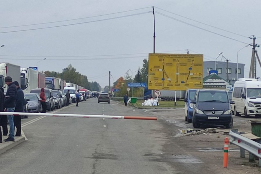 На «Убылинке» в очереди на пересечение границы находятся около 300 автомобилей