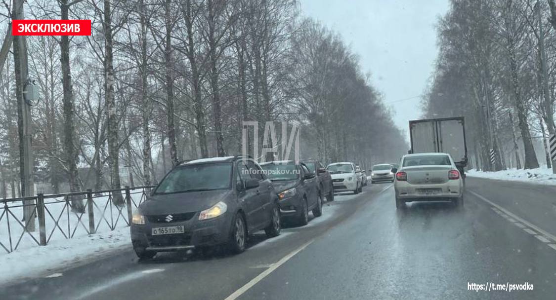 4 автомобиля столкнулись в Псковском районе в деревне Уграда