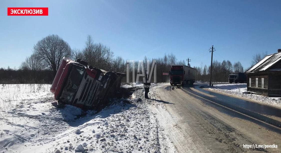 Фура с цементом опрокинулась в Усвятском районе
