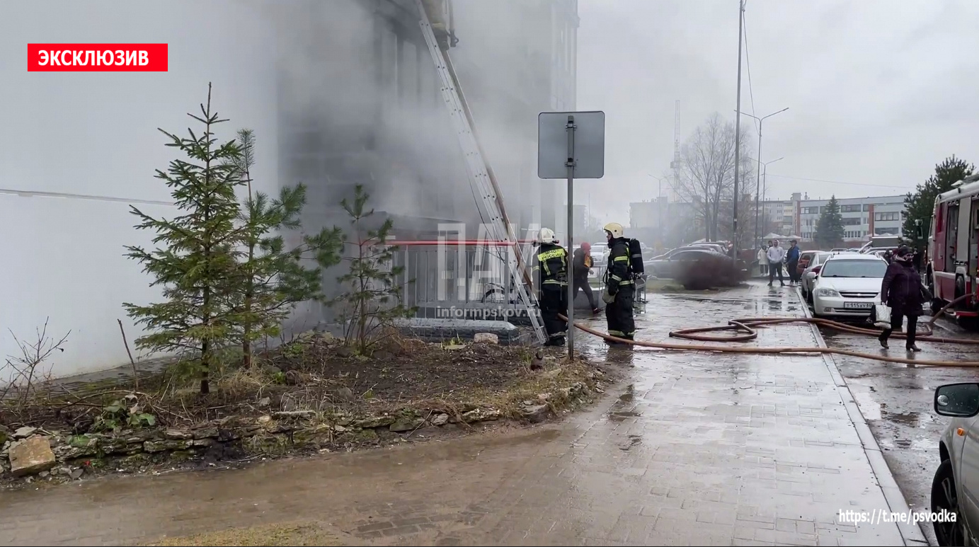 Пожарные ликвидируют возгорание в Пскове