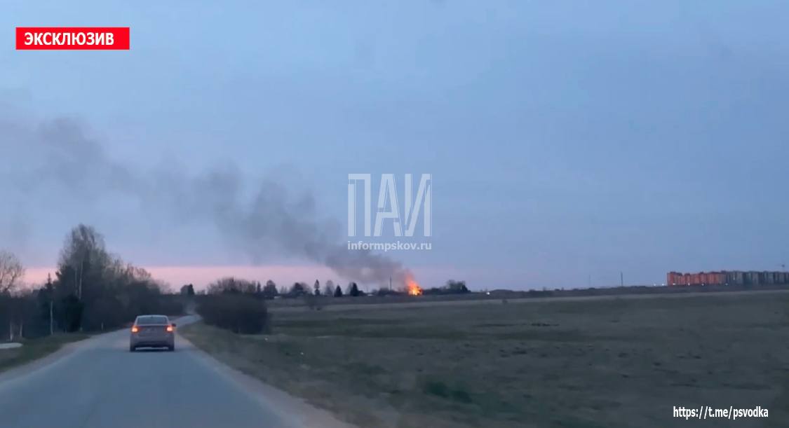 Пожарные ликвидируют возгорание жилого дома в Псковском районе