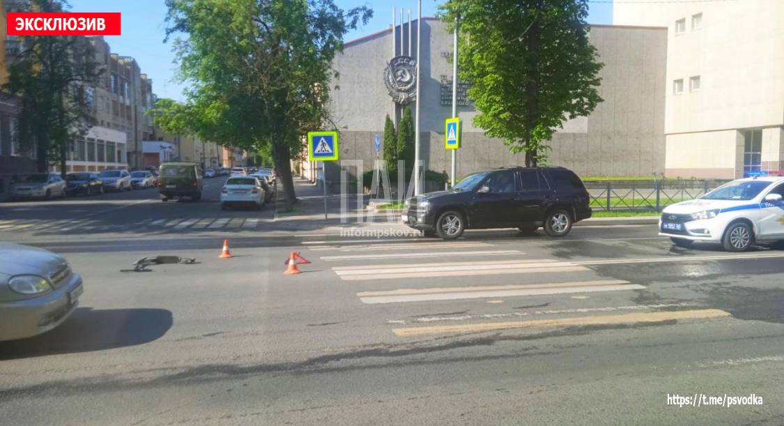 Самокатчик попал под колёса автомобиля в центре Пскова