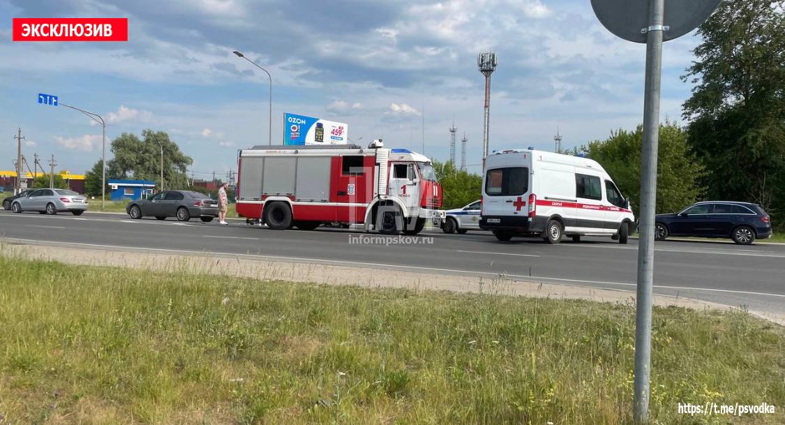 Один человек пострадал в результате тройного ДТП в Пскове