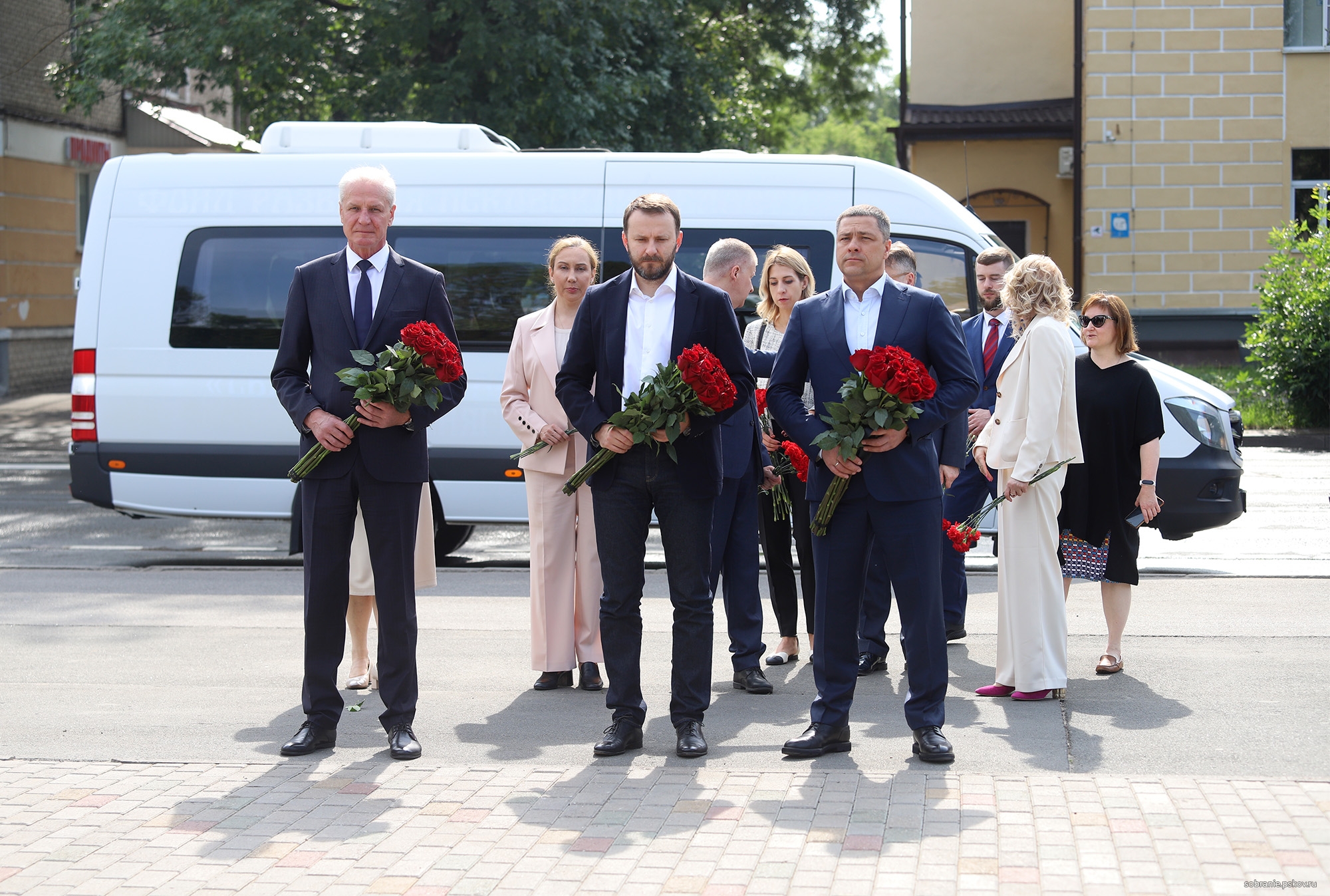 К Могиле Неизвестного солдата возложили цветы помощник президента РФ, губернатор и спикер облсобрания