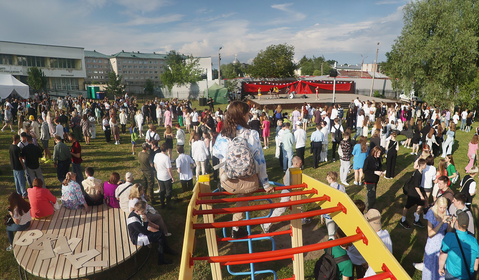 ФОТОРЕПОРТАЖ. Общегородской выпускной в Пскове