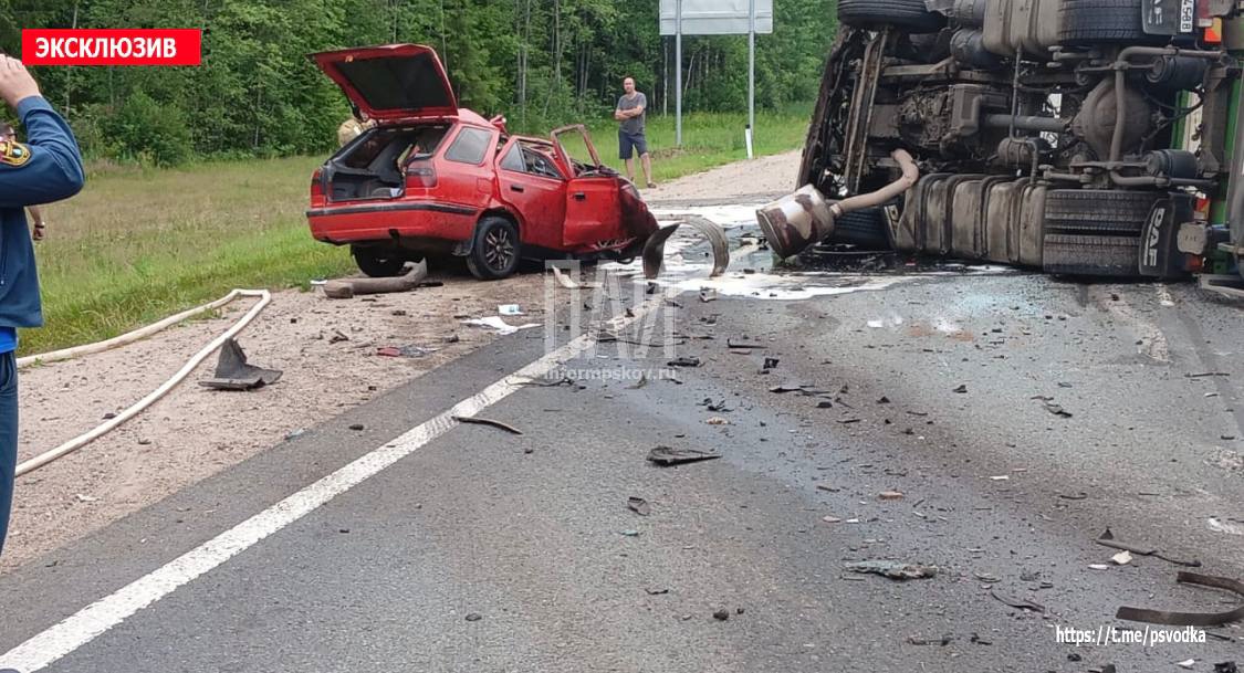 Два человека погибли при столкновении фуры и легкового автомобиля в Псковской области