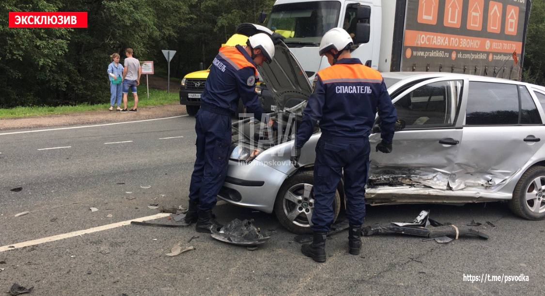 Столкновение двух автомобилей произошло в Псковской районе